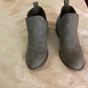 Velpose (of New York) Grey Suede Ankle Boots - Size 7